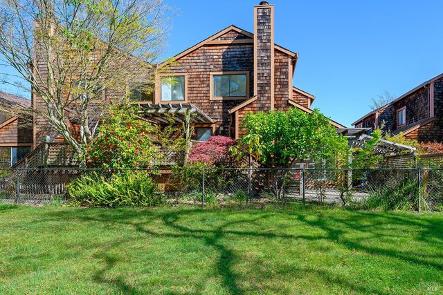 9239 Lakewood Dr, Windsor, CA 95492