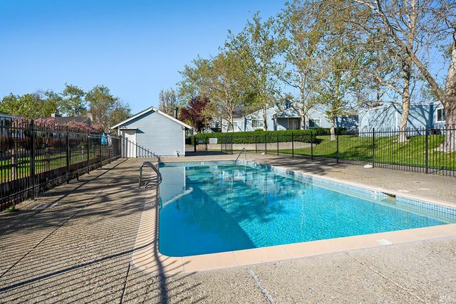 9239 Lakewood Dr, Windsor, CA 95492