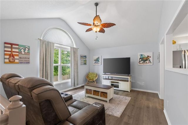 810 Pine crest Avenue, Kearney, MO 64060