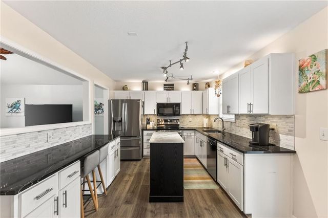 810 Pine crest Avenue, Kearney, MO 64060