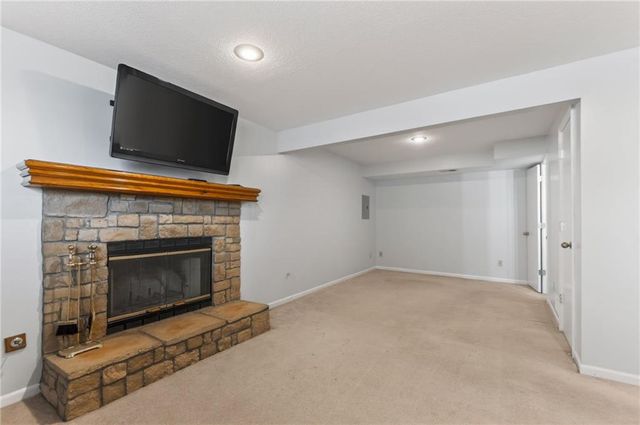 810 Pine crest Avenue, Kearney, MO 64060