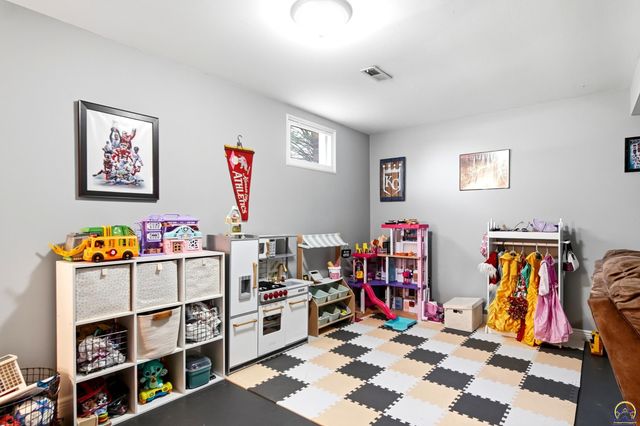4936 NW Brickyard RD, Topeka, KS 66618