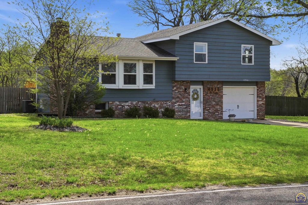 4936 NW Brickyard RD, Topeka, KS 66618