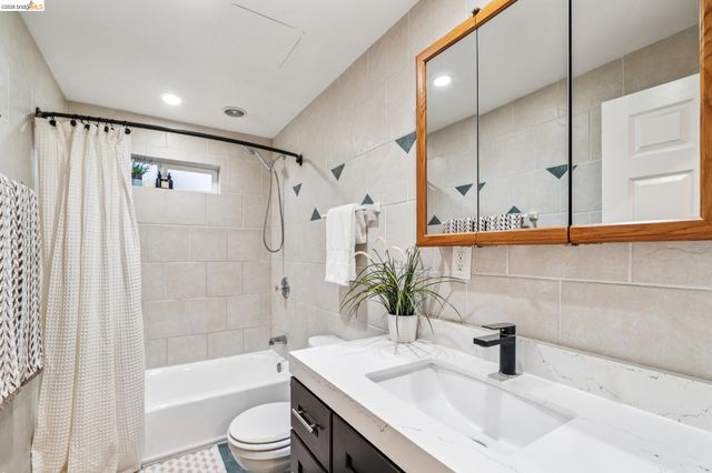 1264 Alcatraz Ave, Berkeley, CA 94702