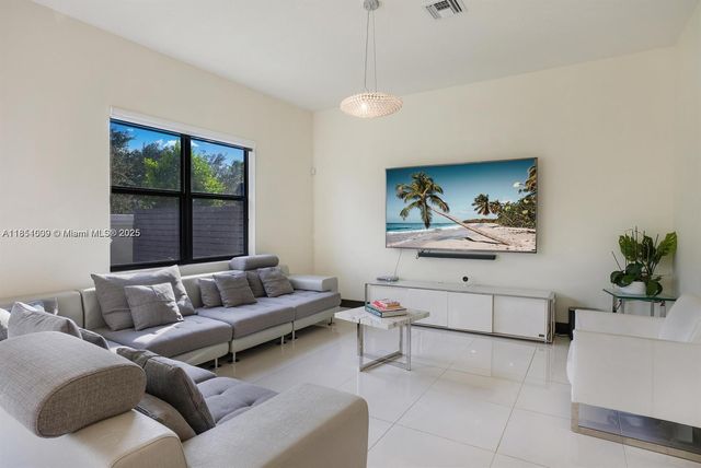 8814 NW 154th Ter, Miami Lakes, FL 33018