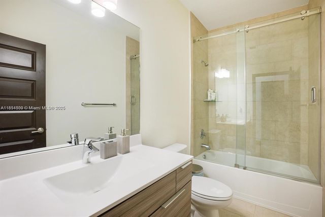 8814 NW 154th Ter, Miami Lakes, FL 33018