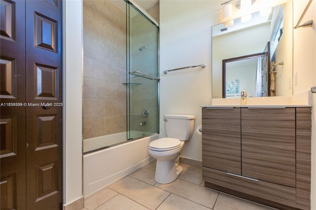 8814 NW 154th Ter, Miami Lakes, FL 33018