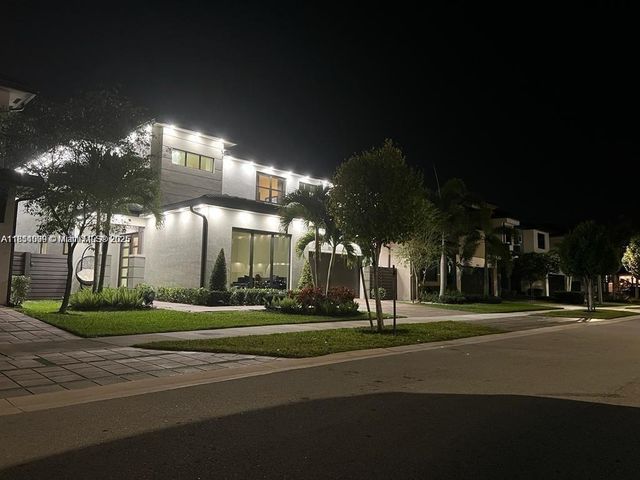 8814 NW 154th Ter, Miami Lakes, FL 33018