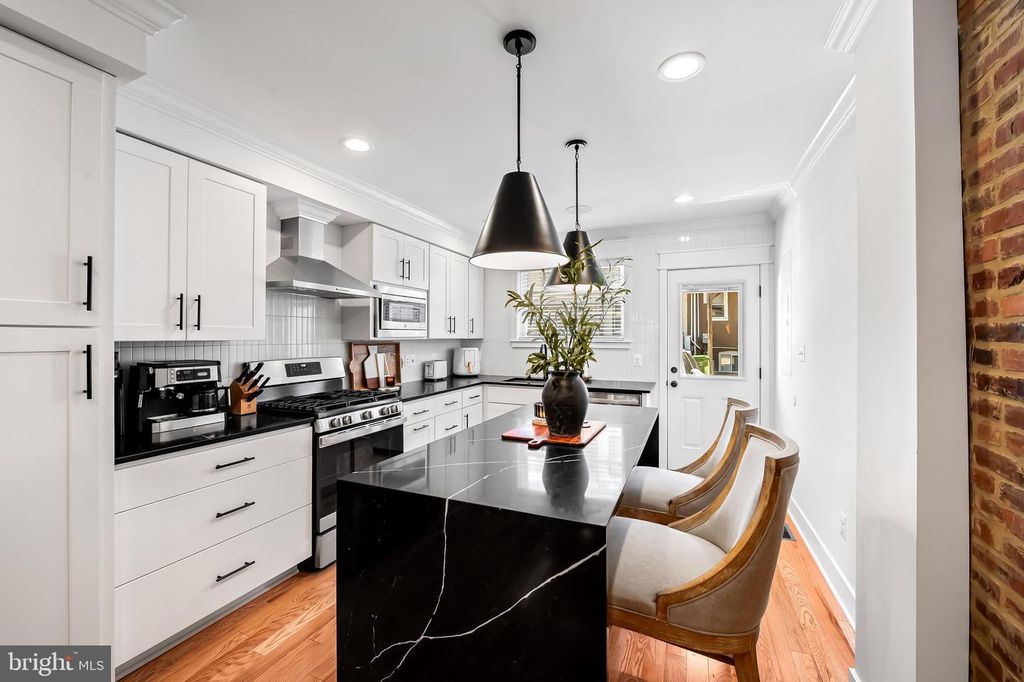 Image 10 of property listing at 613 S CURLEY ST, Baltimore, MD 21224