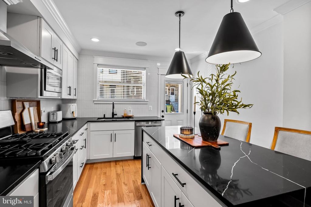 Image 13 of property listing at 613 S CURLEY ST, Baltimore, MD 21224