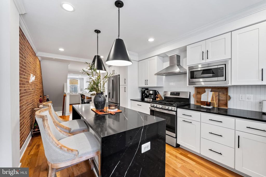 Image 15 of property listing at 613 S CURLEY ST, Baltimore, MD 21224