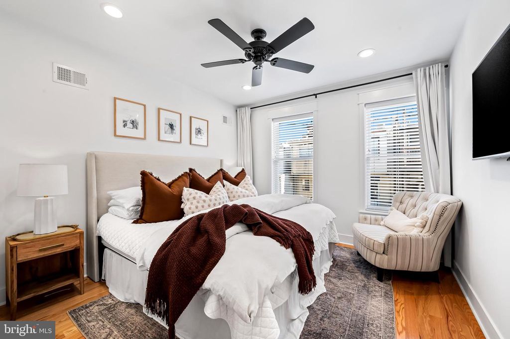 Image 22 of property listing at 613 S CURLEY ST, Baltimore, MD 21224