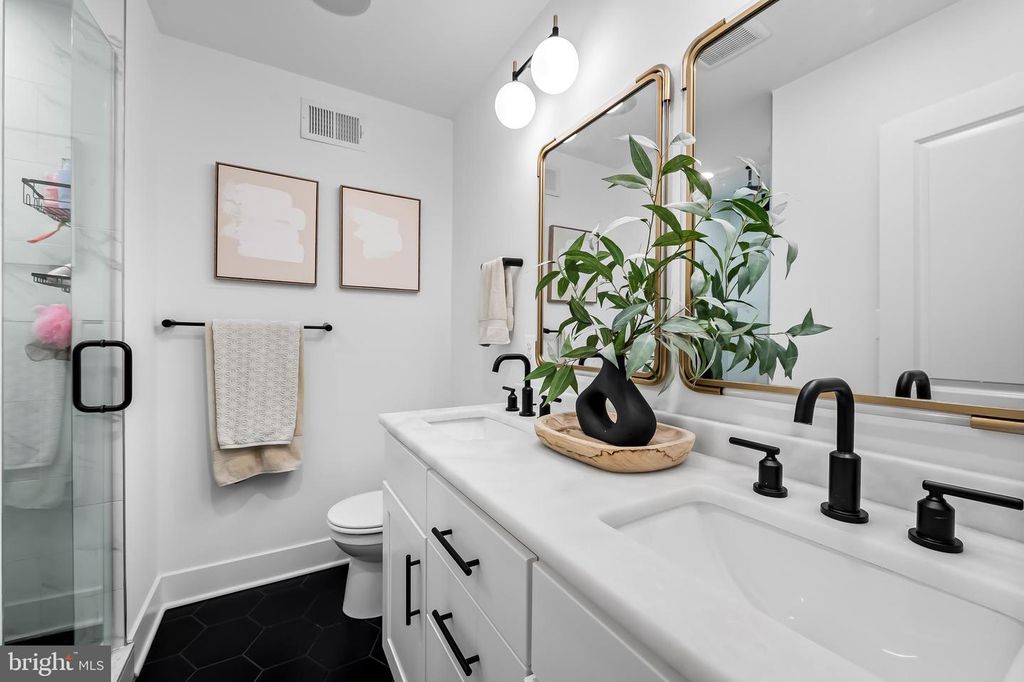 Image 24 of property listing at 613 S CURLEY ST, Baltimore, MD 21224