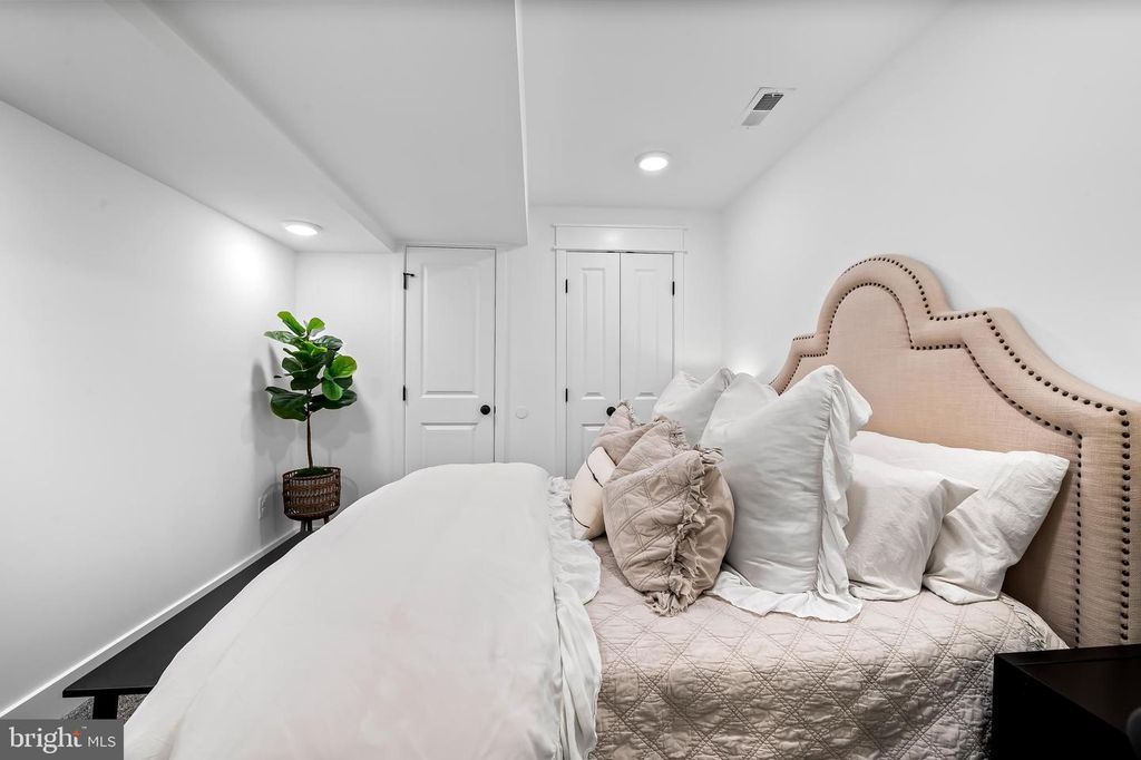 Image 26 of property listing at 613 S CURLEY ST, Baltimore, MD 21224