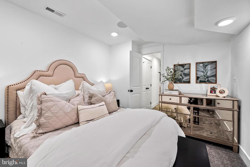 Image 27 of property listing at 613 S CURLEY ST, Baltimore, MD 21224