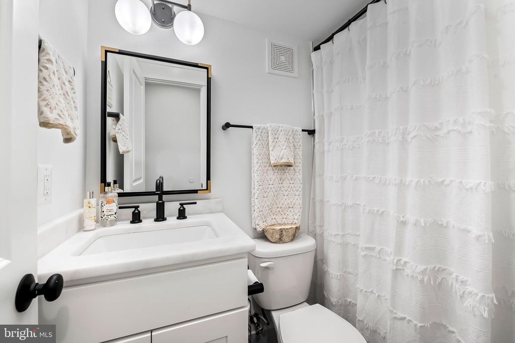 Image 28 of property listing at 613 S CURLEY ST, Baltimore, MD 21224