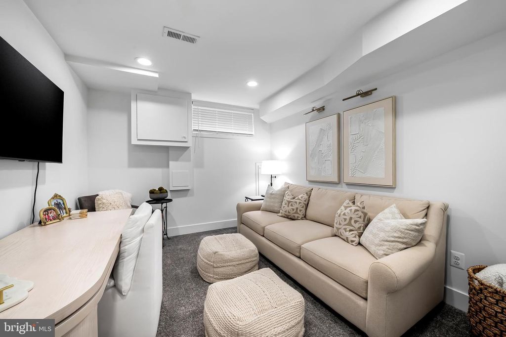 Image 29 of property listing at 613 S CURLEY ST, Baltimore, MD 21224