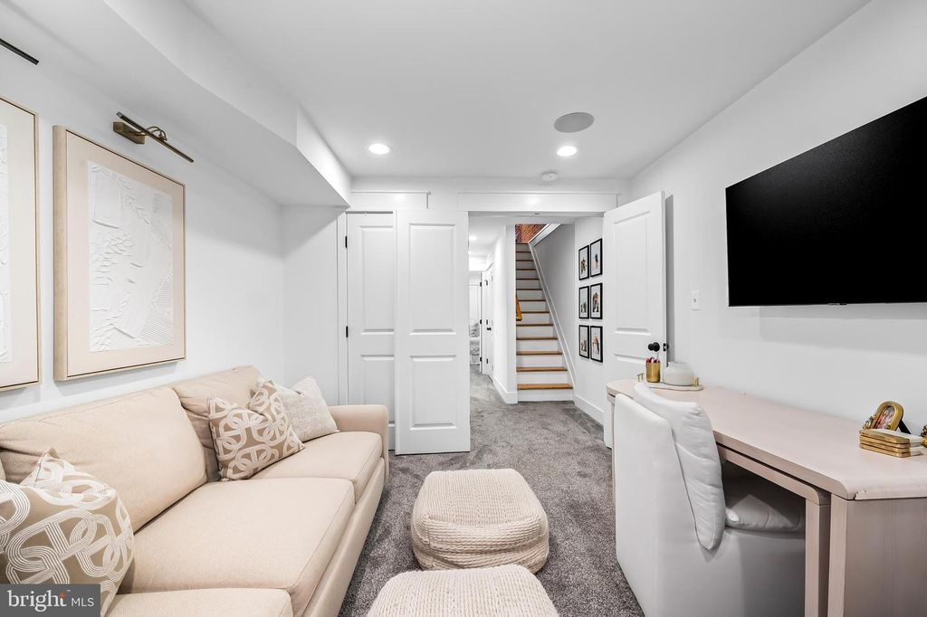 Image 30 of property listing at 613 S CURLEY ST, Baltimore, MD 21224