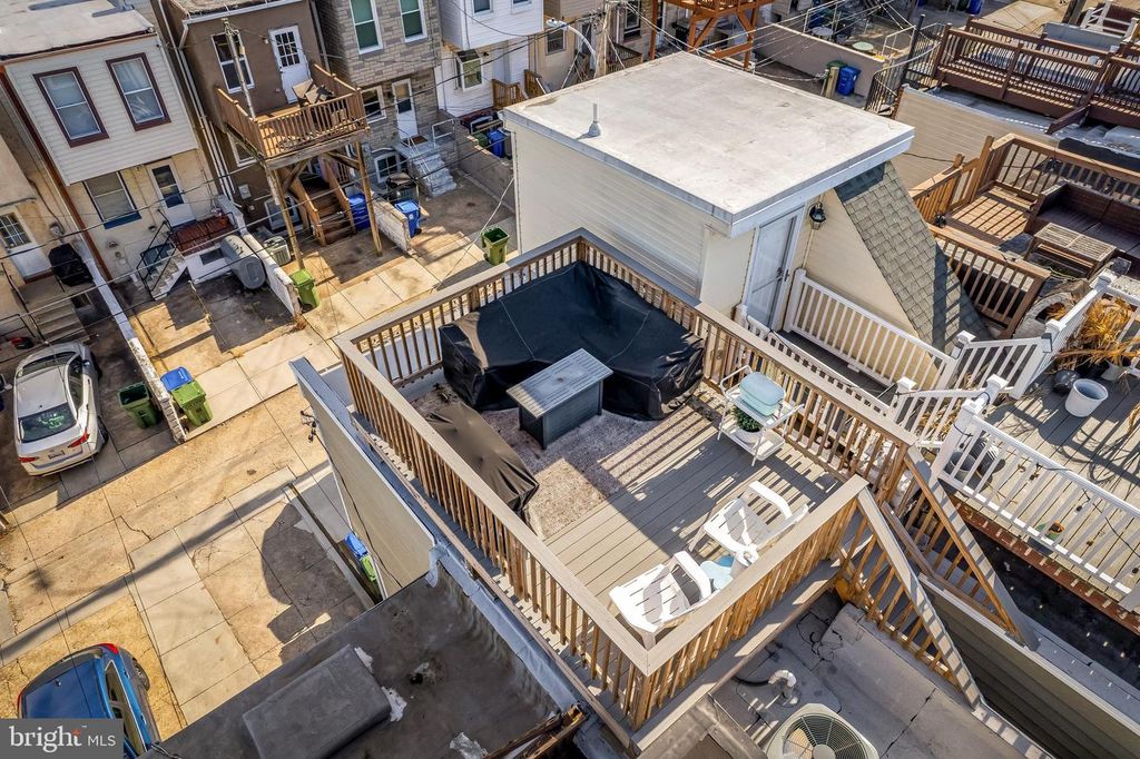 Image 33 of property listing at 613 S CURLEY ST, Baltimore, MD 21224