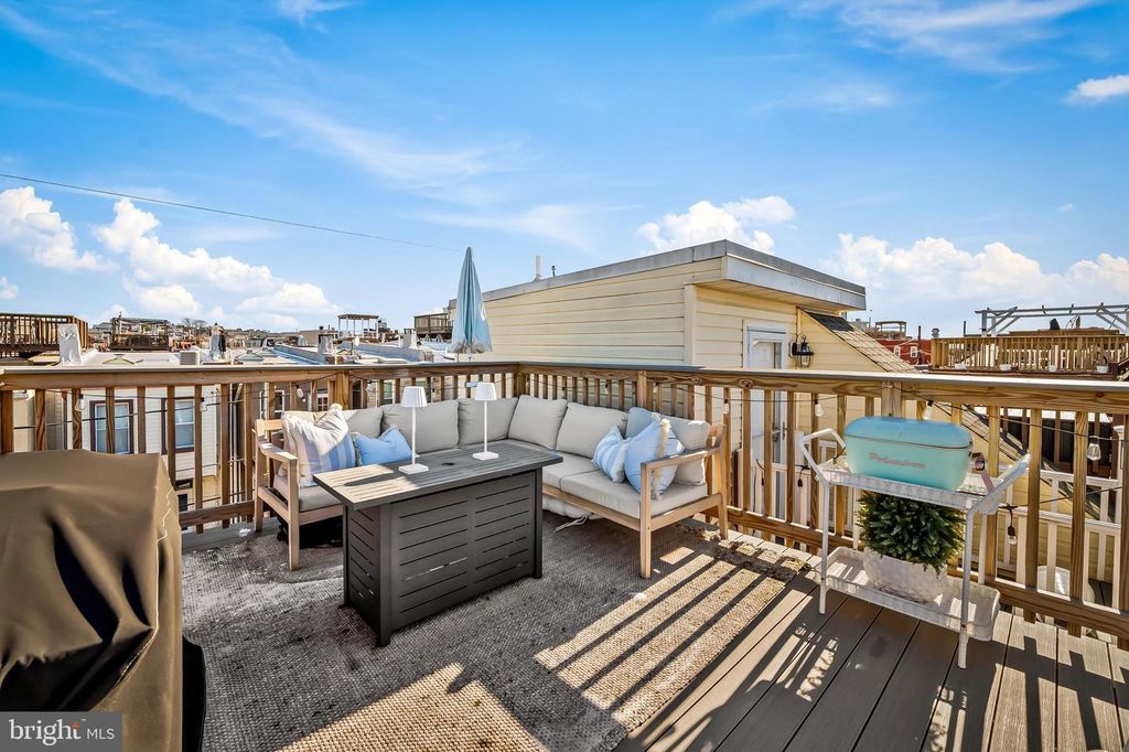 Image 34 of property listing at 613 S CURLEY ST, Baltimore, MD 21224