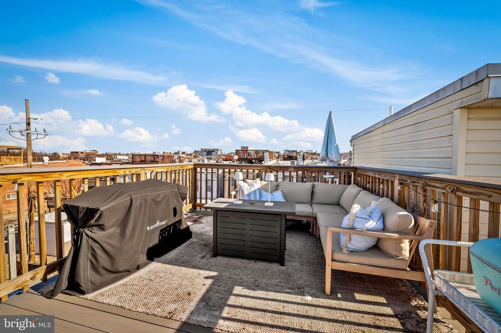 Image 37 of property listing at 613 S CURLEY ST, Baltimore, MD 21224