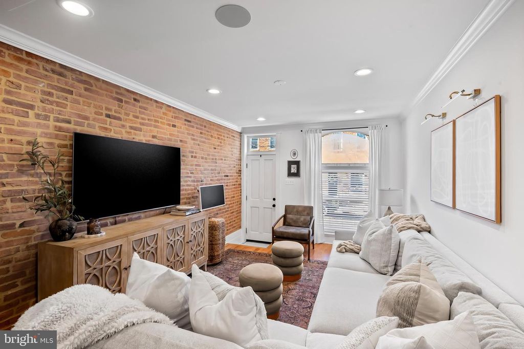 Image 4 of property listing at 613 S CURLEY ST, Baltimore, MD 21224