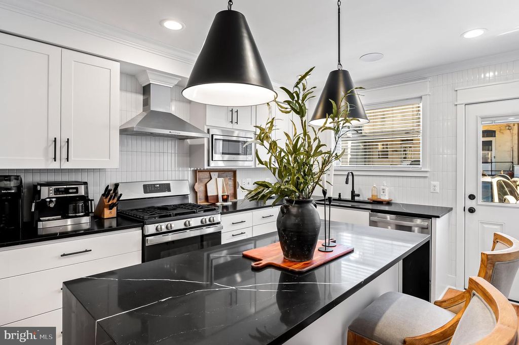 Image 9 of property listing at 613 S CURLEY ST, Baltimore, MD 21224