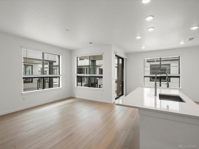 2060 S Holly St 2, Denver, CO 80222