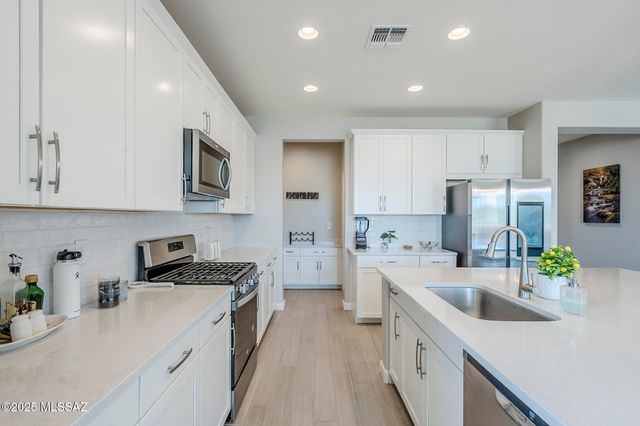 13926 E Red Oaks Drive, Vail, AZ 85641