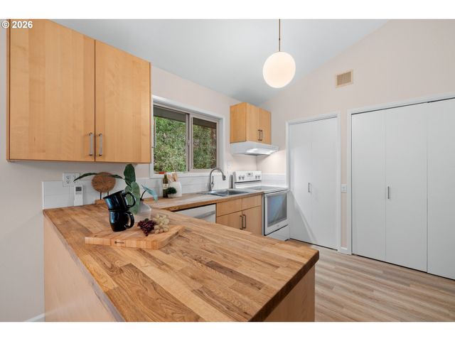 1053 NORTHSHORE Pl, Lake Oswego, OR 97034