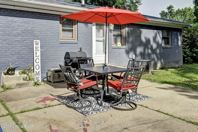 5405 Thunder Ct, Louisville, KY 40272