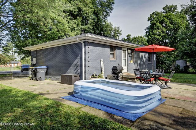 5405 Thunder Ct, Louisville, KY 40272