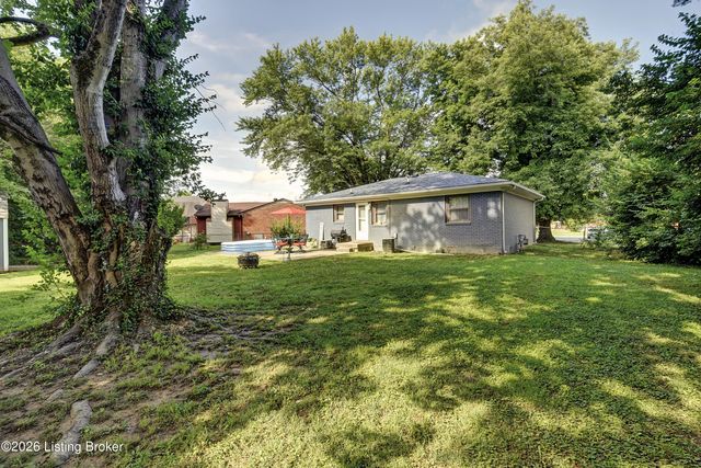 5405 Thunder Ct, Louisville, KY 40272