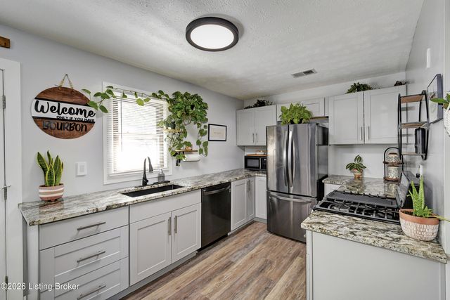5405 Thunder Ct, Louisville, KY 40272