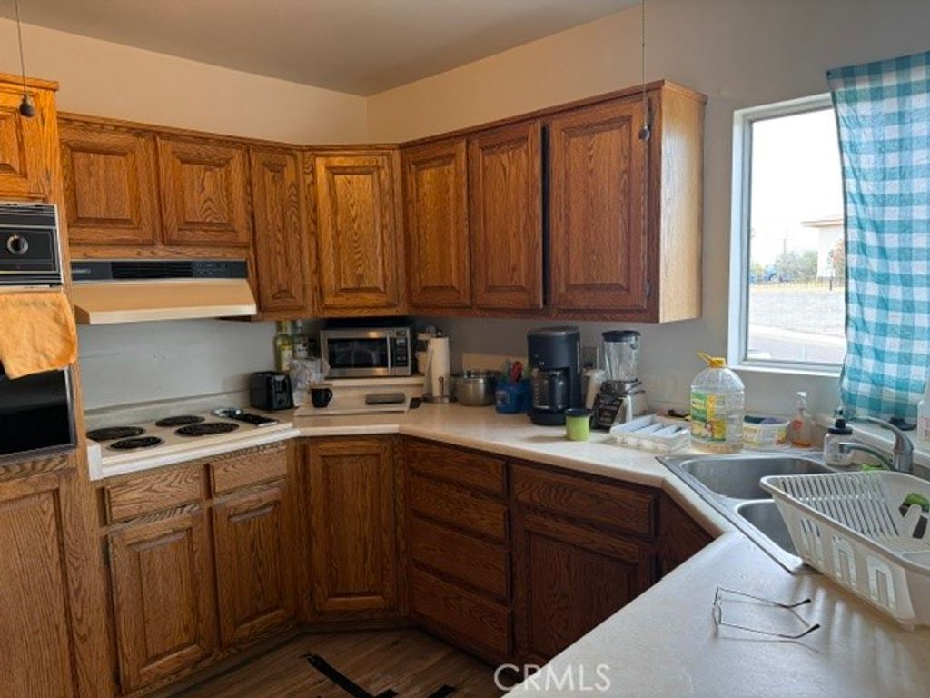 Image 10 of property listing at 313 Desnok, Needles, CA 92363