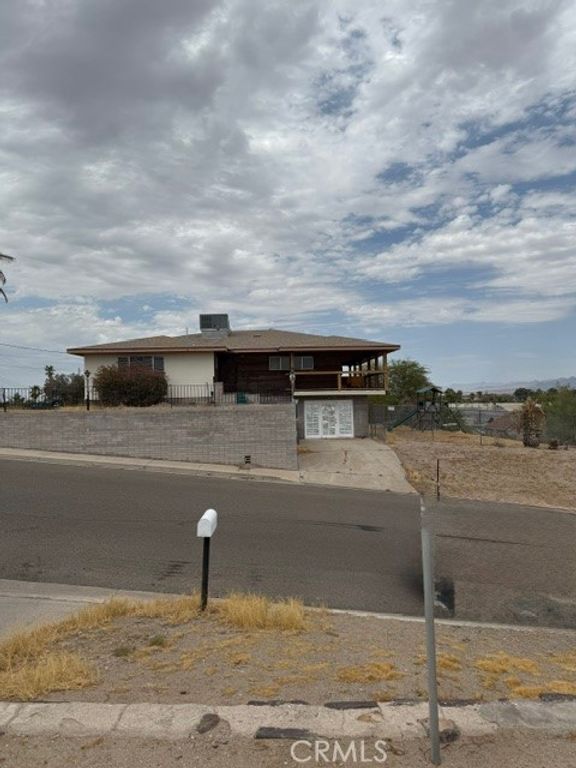 Image 5 of property listing at 313 Desnok, Needles, CA 92363