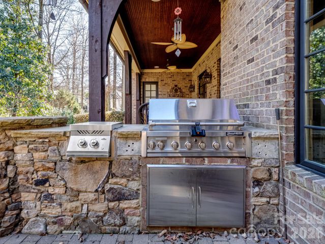 229 Wrenwood Lane, Charlotte, NC 28211