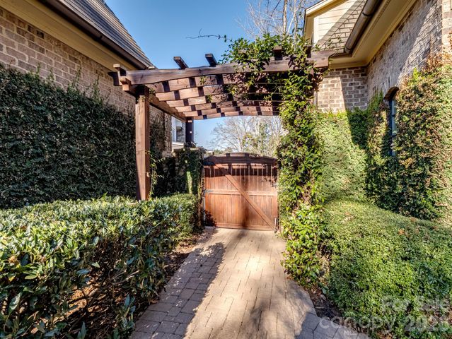 229 Wrenwood Lane, Charlotte, NC 28211