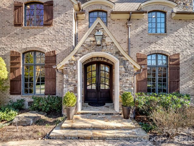 229 Wrenwood Lane, Charlotte, NC 28211