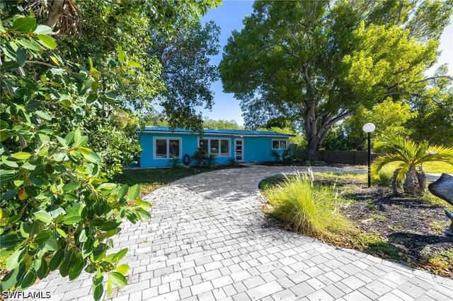 47 River CT, Naples, FL 34110