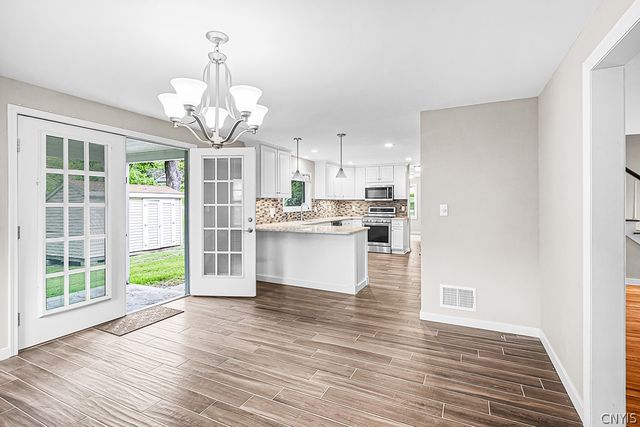 5 Glencrest Blvd, New Hartford, NY 13413