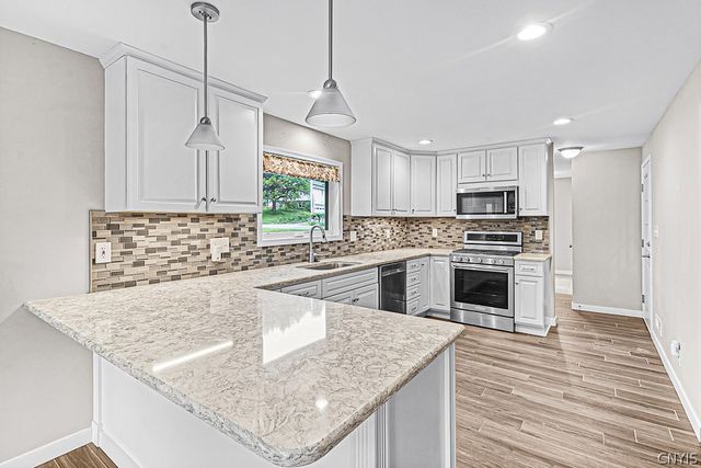 5 Glencrest Blvd, New Hartford, NY 13413