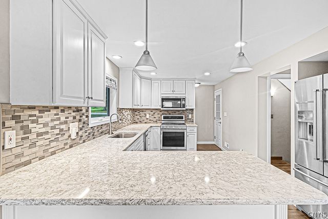 5 Glencrest Blvd, New Hartford, NY 13413