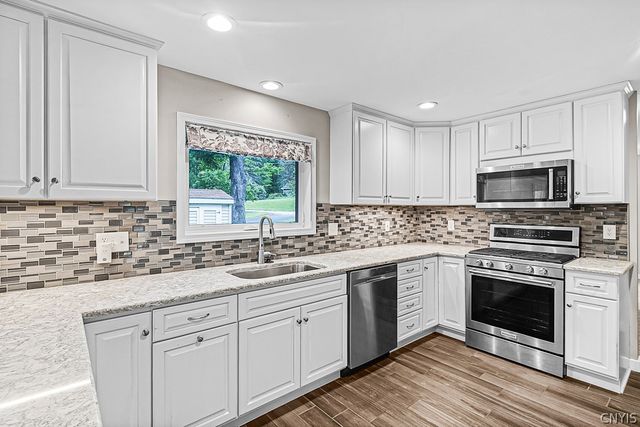 5 Glencrest Blvd, New Hartford, NY 13413