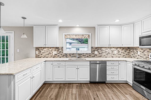 5 Glencrest Blvd, New Hartford, NY 13413