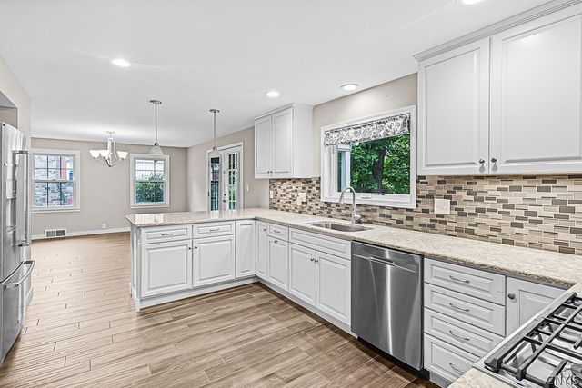 5 Glencrest Blvd, New Hartford, NY 13413