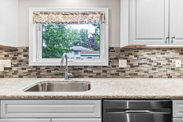 5 Glencrest Blvd, New Hartford, NY 13413