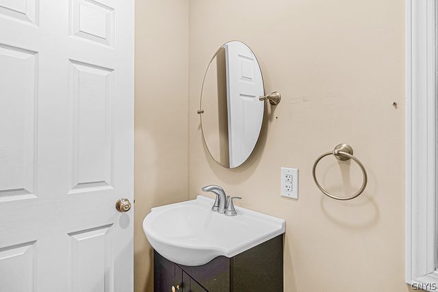 5 Glencrest Blvd, New Hartford, NY 13413