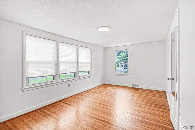 5 Glencrest Blvd, New Hartford, NY 13413