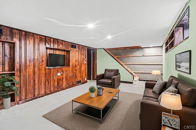 5 Glencrest Blvd, New Hartford, NY 13413